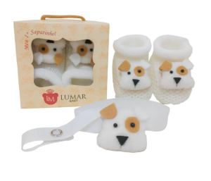 KIT SAPATINHO DE TRICÔ COM PRENDEDOR DE CHUPETA BRANCO